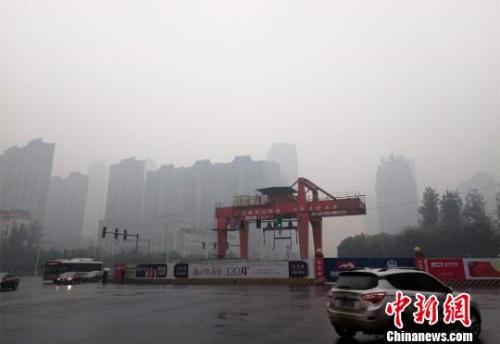 資料圖：2017年11月7日，江西省南昌市空氣污染指數(shù)持續(xù)超過(guò)200，達(dá)到重度污染?！⊥鮿?攝
