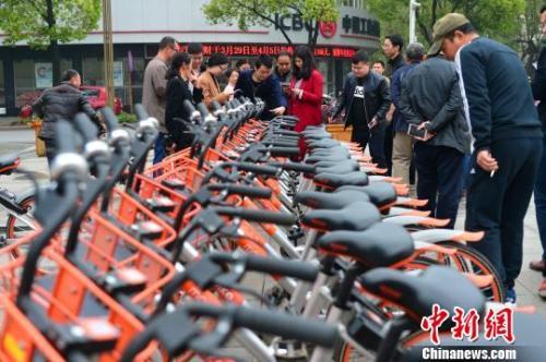 資料圖：市民體驗共享單車。 鐘欣 攝