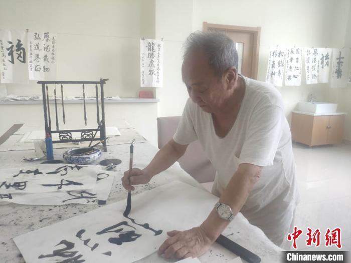 81歲的宋洪德在養(yǎng)老機(jī)構(gòu)中練習(xí)毛筆字。　譚偉旗 攝