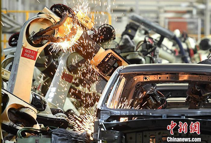 資料圖：汽車生產車間的忙碌景象。 <a target='_blank'  data-cke-saved- >中新社</a>記者 陳超 攝
