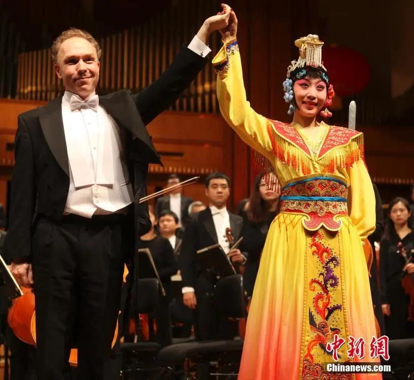 資料圖：當(dāng)?shù)貢r(shí)間2019年1月29日，第五屆中國(guó)—?dú)W盟文化藝術(shù)節(jié)的一場(chǎng)演出結(jié)束后，擔(dān)任鋼琴協(xié)奏的荷蘭鋼琴家拉爾夫·范·拉特與京劇青衣演員煉雯晴攜手謝幕。<a target='_blank'  data-cke-saved- >中新社</a>記者 德永健 攝