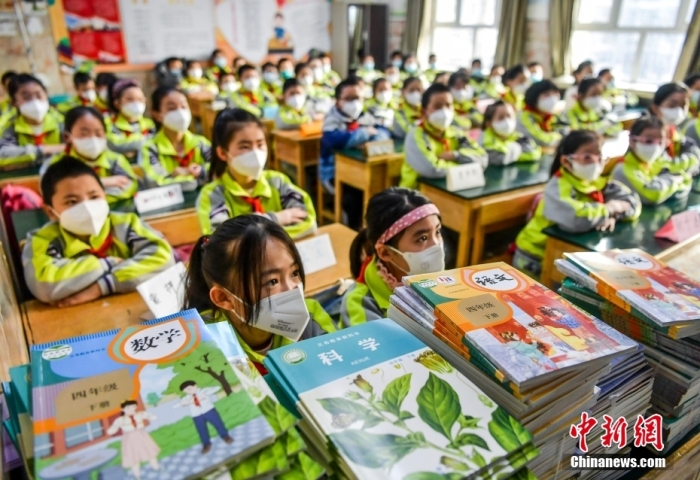 資料圖：新疆烏魯木齊市第四十二小學(xué)，學(xué)生們等待領(lǐng)取新課本。中新社記者 劉新 攝